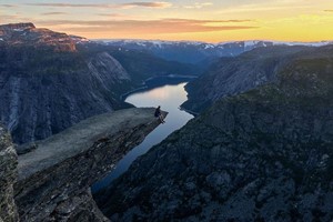 Genießen die Aussicht auf Trolltunga - Odda, Norwegen