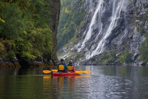 Kayaking auf dem Geirangerfjord, Norwegen