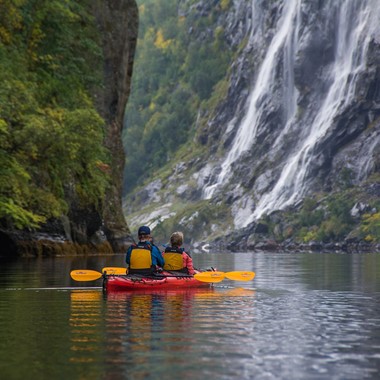 Kayaking auf dem Geirangerfjord, Norwegen