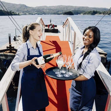 Aktivitäten in Bergen - Fjordkreuzfahrt und Schalentierturm - Begrüßungsgetränk im Cornelius Seafood Restaurant Bergen, Norwegen