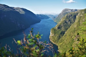 Panoramablick auf die Fjordlandschaft - Bergwanderung nach Bergsrinden von Bergen, Bergen - Norwegen