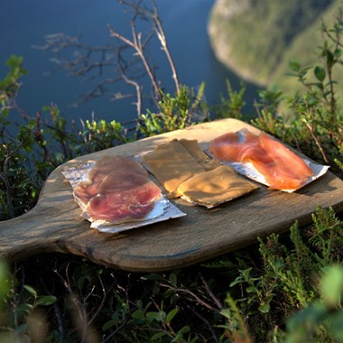 Lokale Snacks auf der Wanderung nach Bergsrinden - Bergen, Norwegen