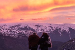 Sonnenuntergang auf Trolltunga ein Winterabend  - Odda, Norwegen