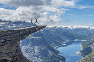 Glücklich springen - Klassische Trolltunga-Route, Aktivitäten in Odda, Norwegen