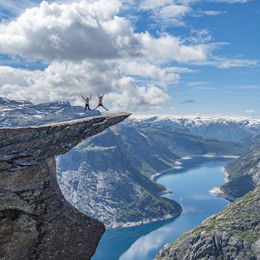 Glücklich springen - Klassische Trolltunga-Route, Aktivitäten in Odda, Norwegen