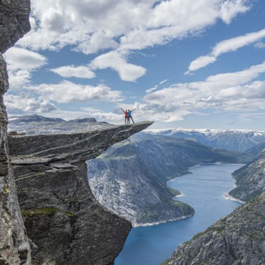 Klassische Trolltunga Wanderung - Glückliche Wanderer auf Trolltunga - Odda, Norwegen