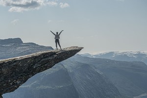 An der Spitze der Trolltunga - Odda, Norwegen