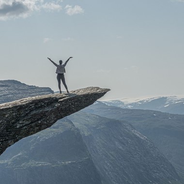 An der Spitze der Trolltunga - Odda, Norwegen
