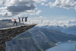 Glückliche Wanderer auf der Trolltunga - Odda, Norwegen