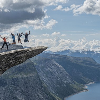 Glückliche Wanderer auf der Trolltunga - Odda, Norwegen