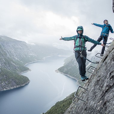 Escalada divertida por la vía ferrata de Trolltunga - Odda, Noruega