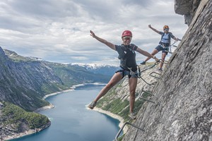 Excursionistas felices en el tour de la vía ferrata de Trolltunga - Odda, Noruega