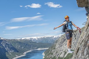 Un fantástico día para practicar escalada - Vía ferrata de Trolltunga - Odda, Noruega