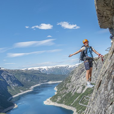 Un fantástico día para practicar escalada - Vía ferrata de Trolltunga - Odda, Noruega