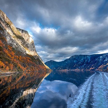 Kreuzfahrt auf dem Fjord von Gudvangen nach Kaupanger - Autofähre in Norwegen