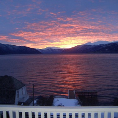 Midtnes Hotel - Sonnenuntergang über dem Sognefjord, Balestrand, Norwegen