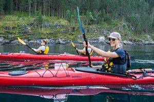Guided kayak tour on the Geirangerfjord to the "Seven sisters" from Geiranger, happy kayakers - Geiranger, Norway