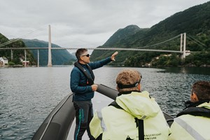 Die Hardangerbrücke  - Fjord- und Lachssafari, Øystese - Aktivitäten in Øystese, Norwegen