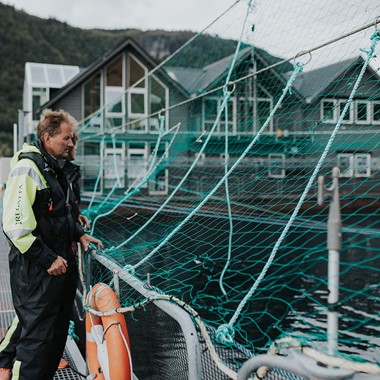 Aktiviteter i Øystese  - Besøk på Fiskeoppdrett i Hardangerfjorden på Fjord og laksesafari, Øystese