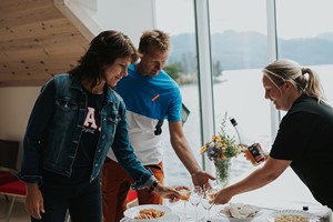 Eine Kostprobe lokaler Speisen - Apfelkäse aus Hardanger - Fjord- und Lachssafari aus Øystese, Norwegen
