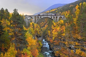 Herbst über Kyllingbru-Brücke, Rauma-Bahn, Åndalsnes - Dombås, Norwegen