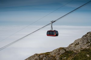 Actividades en Bergen - Teleférico de Ulriken Gondola de camino a la cima - Bergen, Noruega