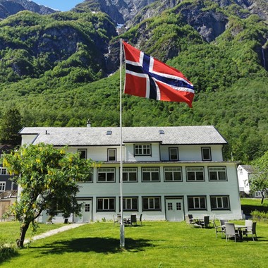 Gudvangen Budget Hotel - Der Gartenbereich - Gudvangen, Norwegen