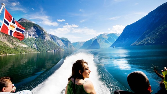 Mujer disfrutando de Norway y Sognefjord in a nutshell - El rey de los fiordos de Noruega |Fjord Tours