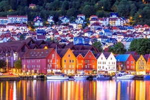 Bryggen, patrimonio de la Unesco en Bergen, visto desde la costa - Bergen, Noruega