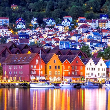 UNESCO Bryggen i Bergen sett fra sjøen