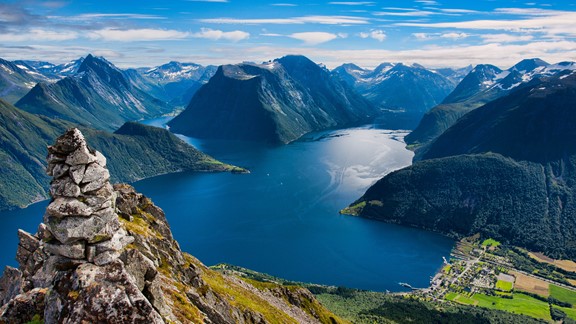 Opplev Hjørundfjorden og Hurtigruten på Hjørundfjorden & Norge i et nøtteskall® turen fra Fjord Tours