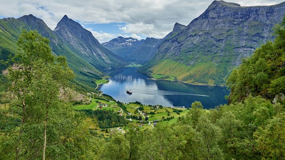 Tour zum malerischen Hjørundfjord. Inklusive Fjordkreuzfahrt und malerischer Bahnfahrt auf dem Hjorundfjord & Norway in a nutshell® 