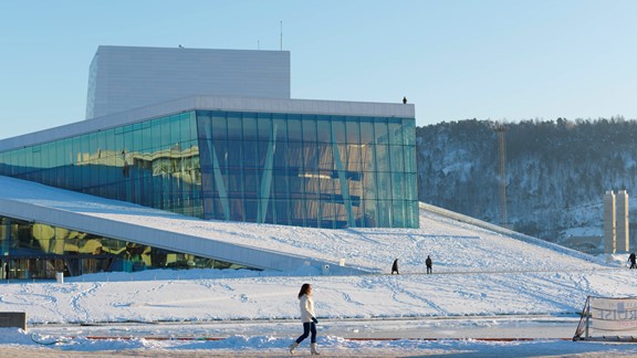 Invierno en el tejado de la Oslo Opera House - Oslo, Noruega
