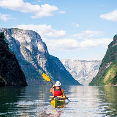 Hacer kayak en el fiordo de Næroy - Gudvangen, Noruega