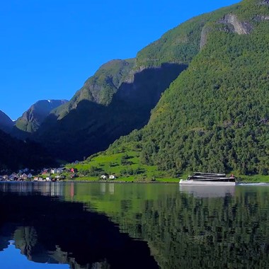 Norway in nutshell® - Crucero por el fiordo de Nærøy en una embarcación eléctrica