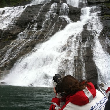 Fotostopp am Wasserfall im Geirangerfjord - RIB Bootsfahrt auf dem Geirangerfjord, Geiranger, Norwegen