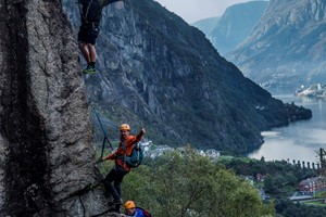 Aktivitäten in Odda - Klettersteig Tyssedal - glückliche Kletterer - Odda, Norwegen