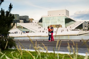 Par foran Operahuset i Oslo