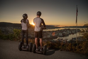Ting å gjøre i Bergen - Nyter utsikten på en guidet Segway tur -Bergen by night