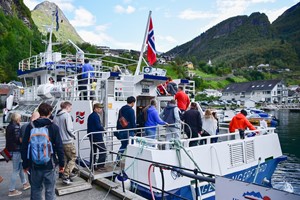 Einsteigen - Fjordkreuzfahrt auf dem Geirangerfjord ab Geiranger, Norwegen