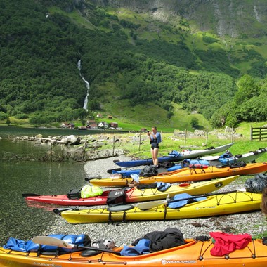 Aktivitäten in Gudvangen - Geführte Halbtagestour mit dem Kajak auf dem Nærøyfjord - Gudvangen. Norwegen