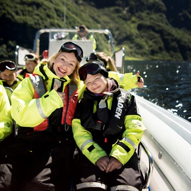 Schnelle RIB-Bootstour - Wanderung und Fjordsafari zur Ziegenfarm Leim - Flåm, Norwegen