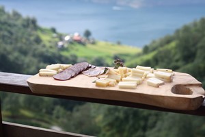 Hike and fjord safari to Leim - Skjerdal cheese at Leim farm - Flåm, Norway