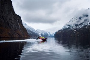Safari de invierno por fiordos y cena vikinga en Flåm