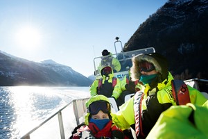 Winter-RIB-Bootsfahrt mit Wikinger-Abendessen, Vollgas auf dem Fjord - Flåm, Norwegen
