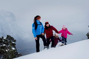 Spielen im Schnee - Schneeschuhwandern und Ægir-Wikingeressen - Flåm, Norwegen