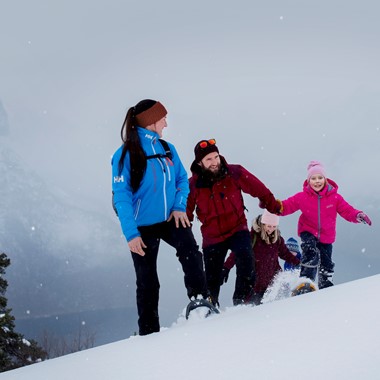 Spielen im Schnee - Schneeschuhwandern und Ægir-Wikingeressen - Flåm, Norwegen