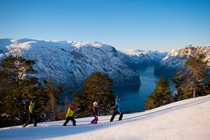 Auf dem Weg nach Stegastein - Schneeschuhwandern und Ægir Wikinger-Abendessen - Flåm, Norwegen