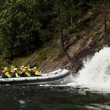 Aktivitäten in Flåm - RIB-Bootsfahrt mit Wikinger-Abendessen, Stopp am Wasserfall - Flåm, Norwegen