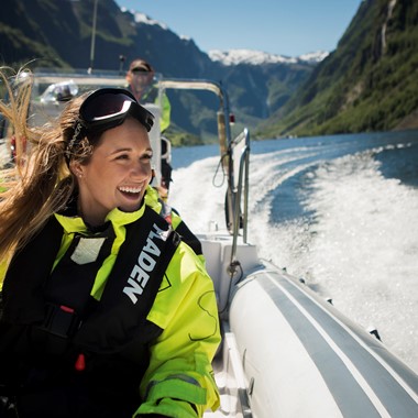 RIB-Bootsfahrt mit Wikinger-Abendessen - Vollgas auf dem Fjord - Aktivitäten in Flåm, Norwegen